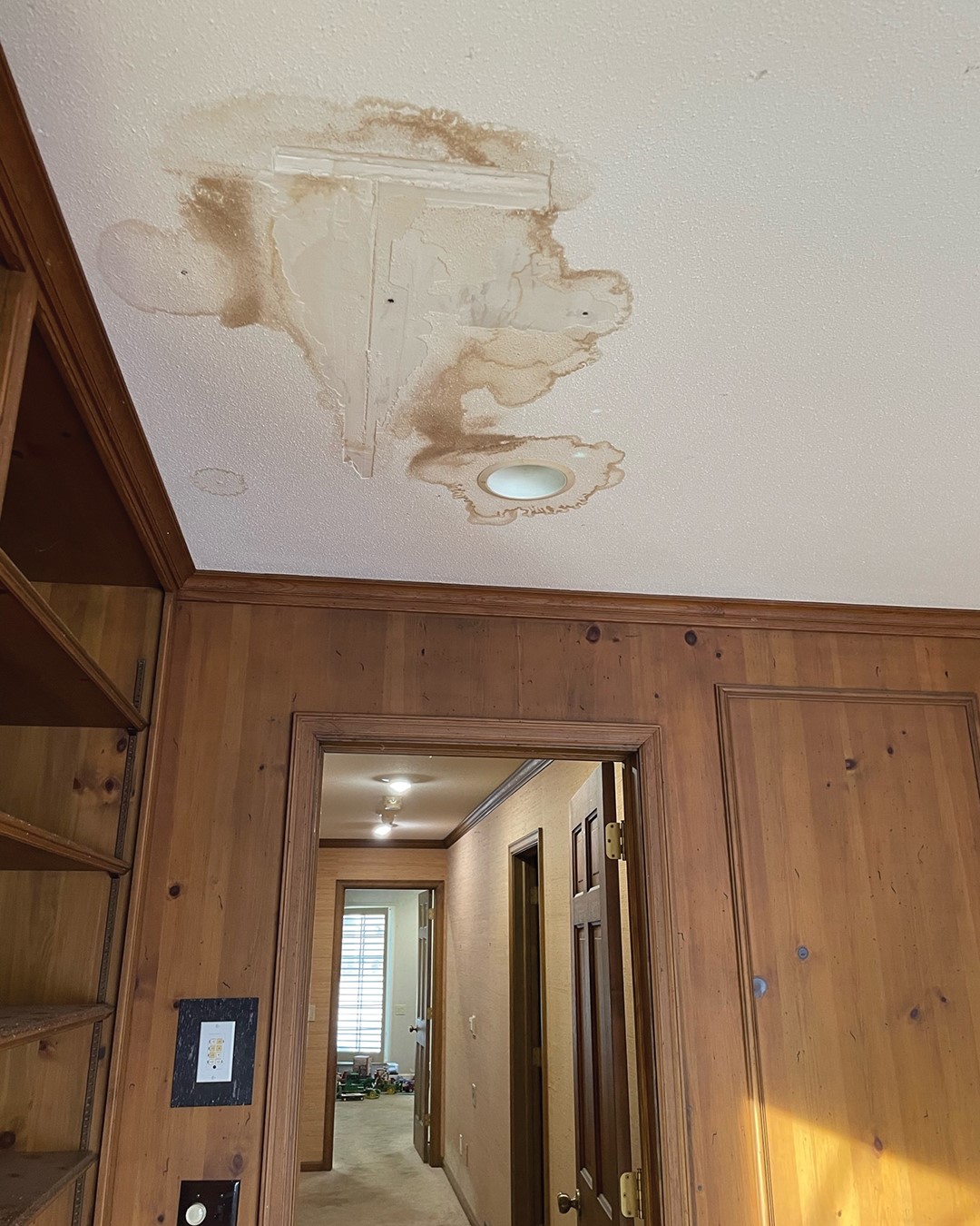 Before: Ice dams created water damage to the den’s popcorn ceiling. 