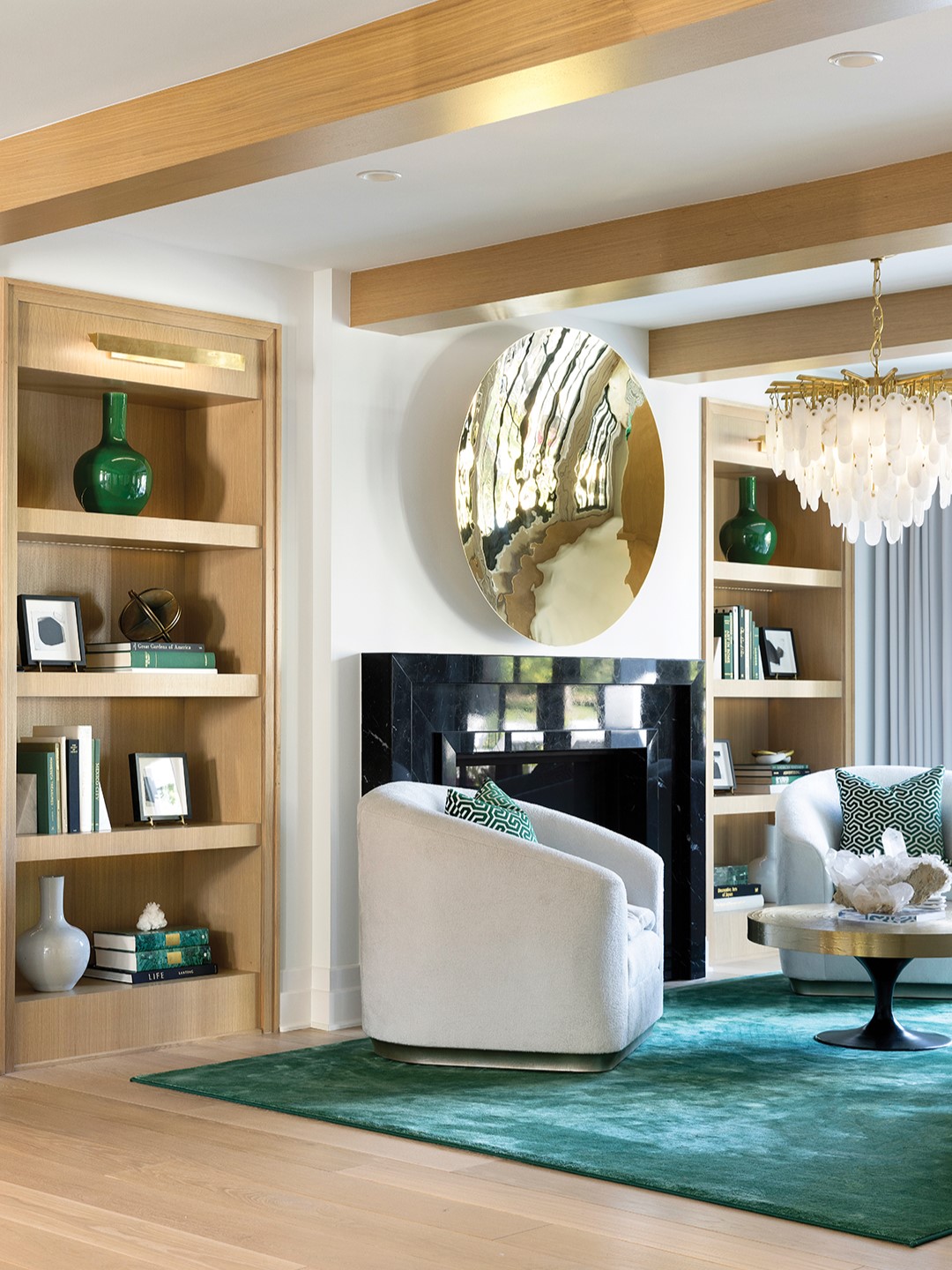 A custom Kelly green rug, along with accent pillows and shelf decor, introduces a signature touch of Edina’s iconic hue.