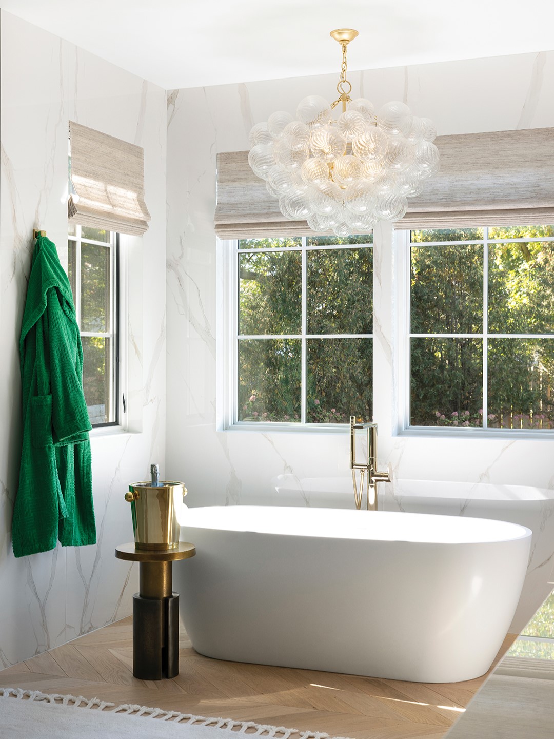 Kelly green appears throughout the home not as a dominant color, but as a thoughtful accent. In the bathroom, it emerges subtly in the towels. 