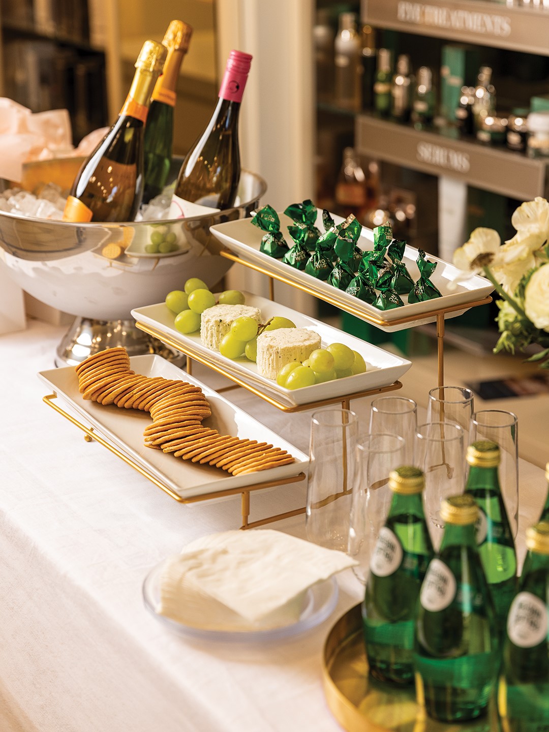 Small bites and Champagne 
add a special touch 
to Cos Bar's events.